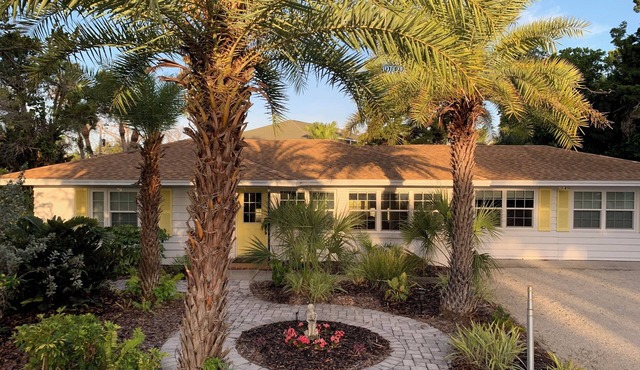3 Bedroom House North End of Siesta Key - Short Walk To Shell Beach
