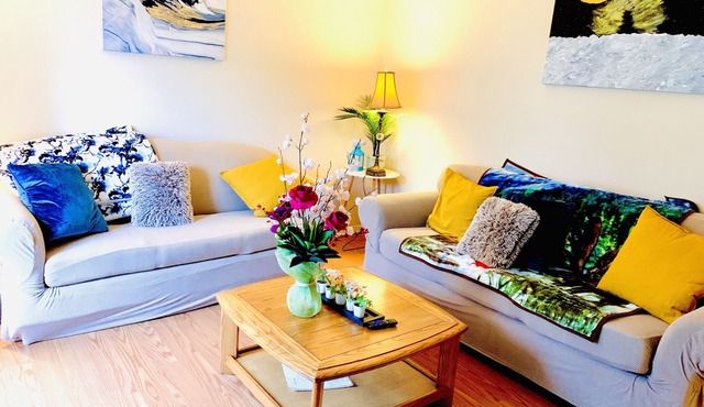 3 bedrooms 5 bed’s upper unit of duplex home