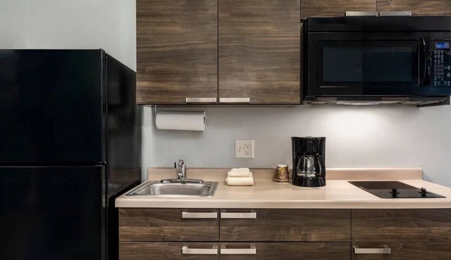 3 Jacksonville Rooms with Full Size Kitchen, Ideal for Extended Stays with Pets
