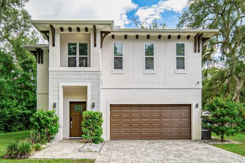 3 Mi to USF: Dog-Friendly Home w/Large Yard