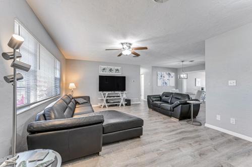 3 Mi to Venice Beach: Pet-Friendly Home w/Yard