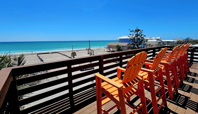 30 Seconds to Beach Path! Outdoor Tiki Bar w/TV! Kayaks, SUP's, Bikes & More!