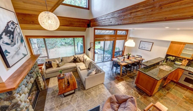3BD/3BA Townhome Hot Tub, Garage