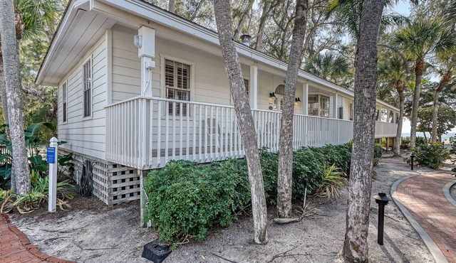 3BR Cottage- Footsteps to the Sand