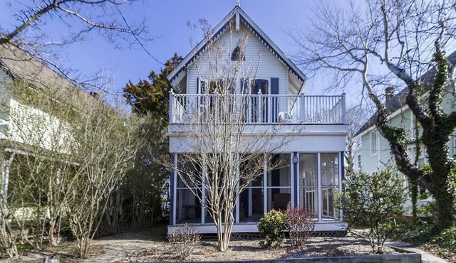 3BR Sleeps 8 - Pet Friendly Classic Victorian Across from Dunes and Beach