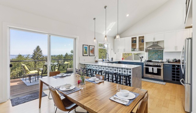 4-Bd w/AC, Walk to Light Rail, Yard, VIEW Dog OK!