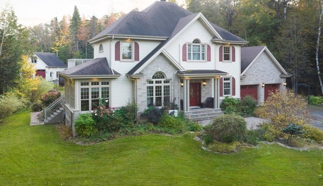 4 bedroom cottage with hot tub, heated pool, lake access, fire pit and game room