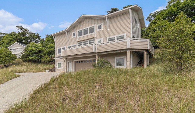 4-bedroom Lake Michigan beach cottage in Montague with WiFi, AC
