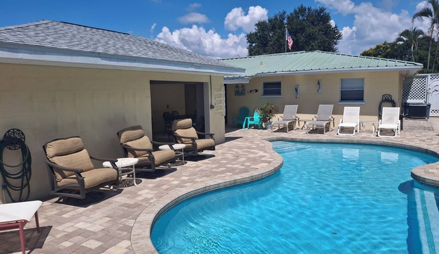 4 bedroom pool home close to Gulf of Mexico white sand beaches
