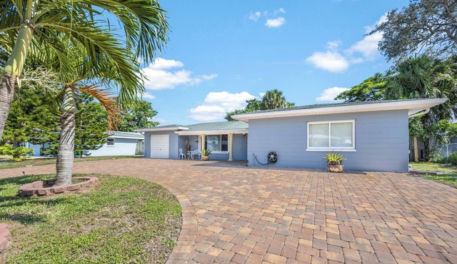 4-bedroom POOL home in Melbourne