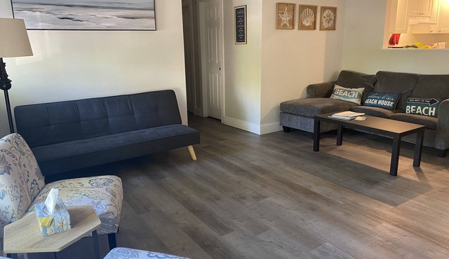 4 bedrooms, sleeps 8 just a short walk to the worlds largest freshwater beach!