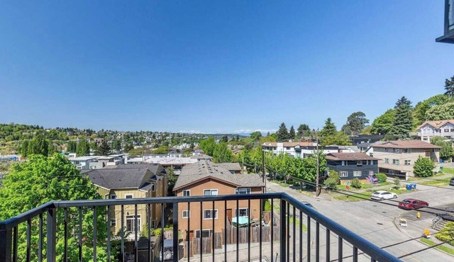 4 Beds Downtown Fremont Townhome with Mountain View
