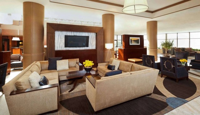4 Family-Friendly Units, Onsite Restaurant, Pool, Near Old Town Alexandria