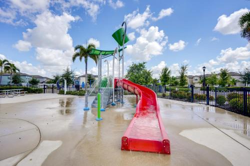 4 Mi to Brandon Exchange: Resort-Style Townhome!