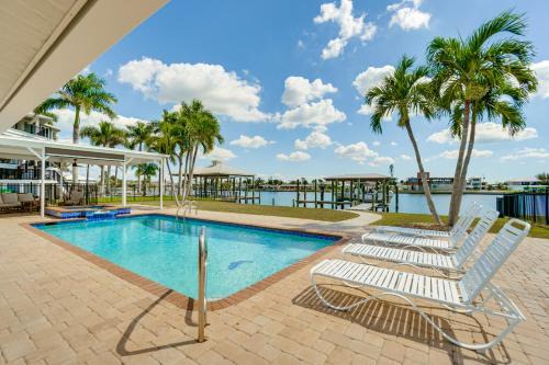 4 Mi to Englewood Beach: Boating & Fishing Escape