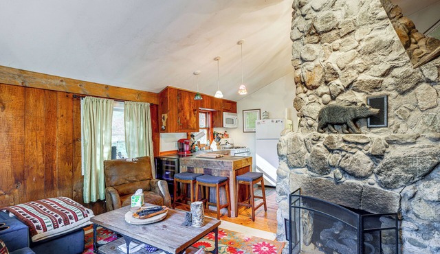 4 Mi to Stratton Mountain Resort! Cabin w/Hot Tub