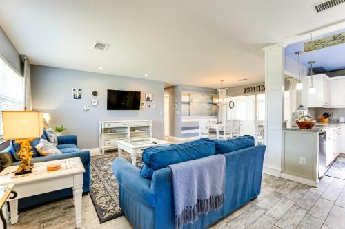 4 Mi to Venice Beach: Home w/Patio & Yard