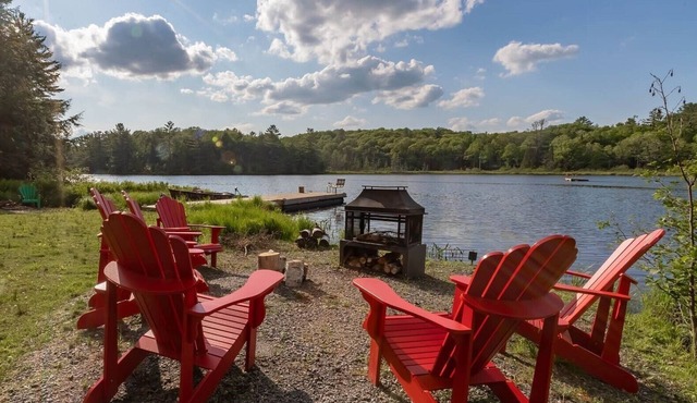 4 Season Lakefront cottage at Muskoka. Amazing for swimming, boating & fishing!