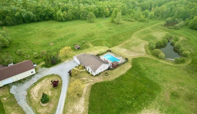 40 Acre Vacation rental Cottage with hot tub and swimming pool in Niagara
