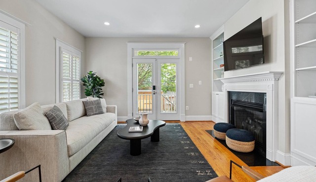 402 House in Heart Historic Old Town, Walk to King St, Water, Shops, Metro & DMV
