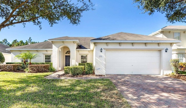 418 - Fabulous 4 Bed Home with South Facing Pool and Spa