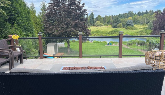 4bedroom house with large yard on the water, 2 decks, hot tub. Animals welcome.