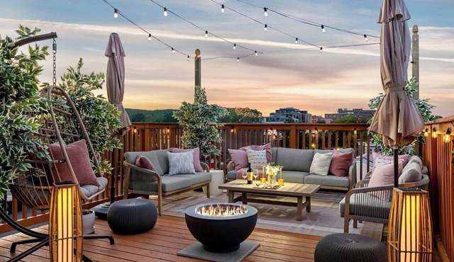 4BR Rowhouse w/Rooftop, Private Patio Hot Tub,Near Convention Center & Metro
