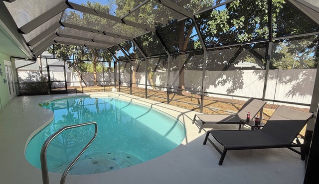 4BR with Heated Pool , Fire Pit & Pool Table Mins to Siesta & Downtown!