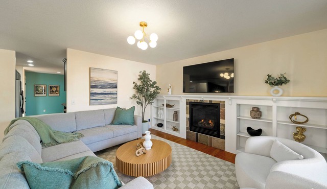 5 BD/3.5BA -Arcade-WFH Desks-Pool/Pingpong Table