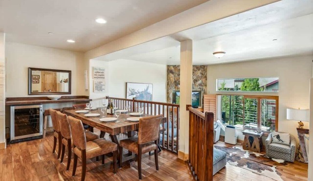 5 Bedroom 4 Bathroom, Hot Tub Minutes from Slopes