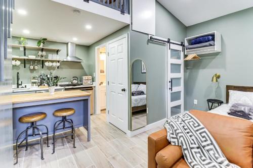 5 Mi to National Harbor: Stylish Apt w/Patio!