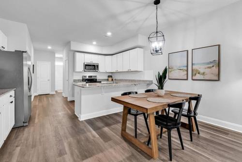 5 Mins to Beach and Golf 3BR with King Bed