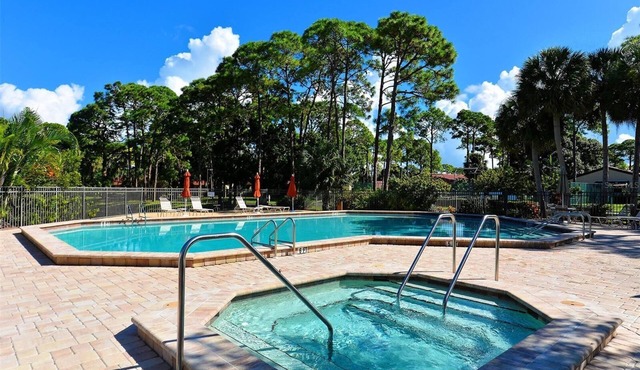 5 MINUTES TO SIESTA KEY! PRIME LOCATION, STEPS TO THE POOL, COMPLETELY UPDATED!