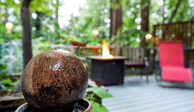 5 STAR! Russian River Romance~Hot Tub Fire Table Dog–Guerneville Cottage