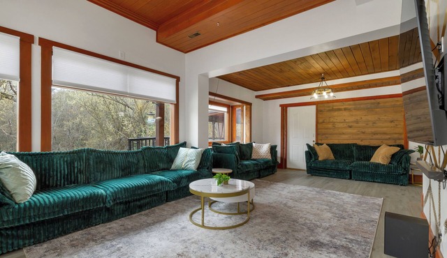 .50 Acre Property - Spacious Living with Wood Accents - Sleeps up to 20