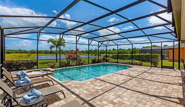 535 -Stunning 4 Bed, Lake View Home, South Facing Pool & Spa