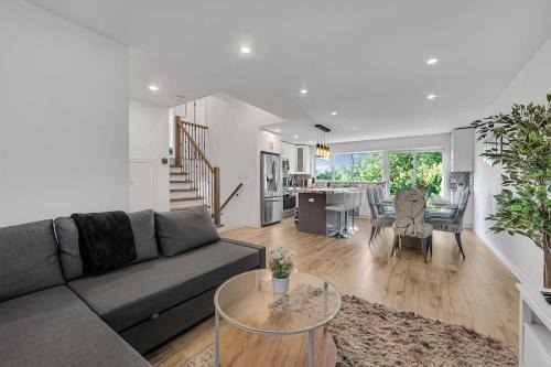5BR North York Home - Sleeps 11 - Parking