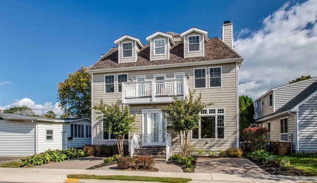 7 Bed/4.5 Bath, 3 1/2 blocks to beach - Great location