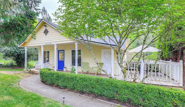 8 Mi to Columbia River Gorge: Cottage w/Deck!