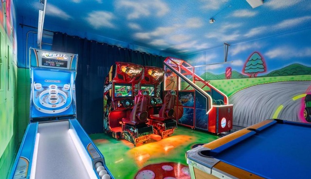 8BR Villa! Free Arcade, Pool, Spa Windsor Westside
