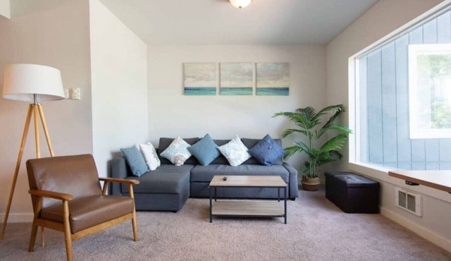 9852 Lower · Fabulous Lake View House in Oasis - Lower Unit
