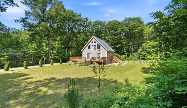 A Frame cottage 1 min from Beach BBQ and Firepit