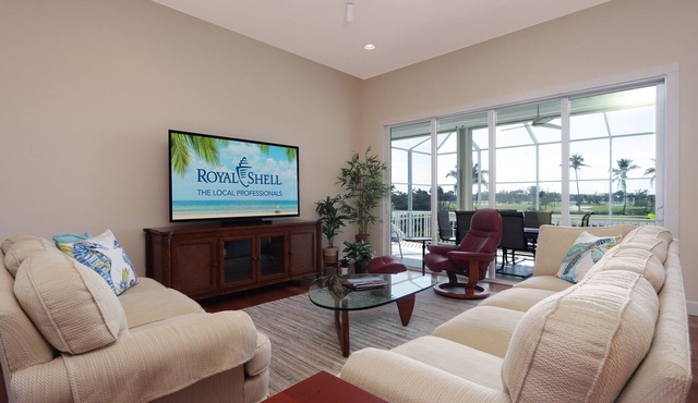 A Luxurious and Spacious Retreat With Stunning Lake and Golf Course Views - Birdie Haven