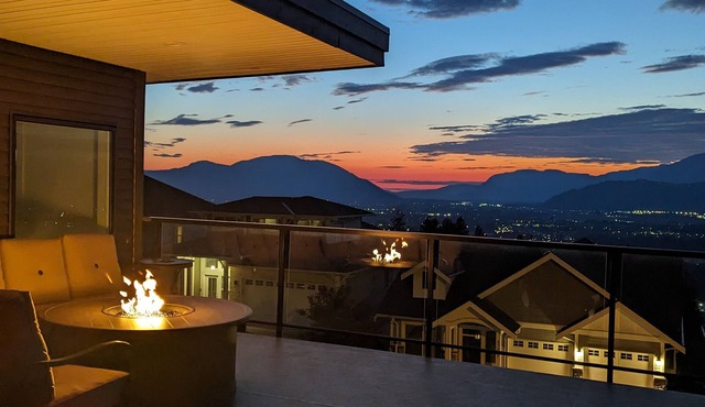 A Perfect Mountain Retreat w/Views, Hot Tub, Home Theatre, Games, PS5 & AC