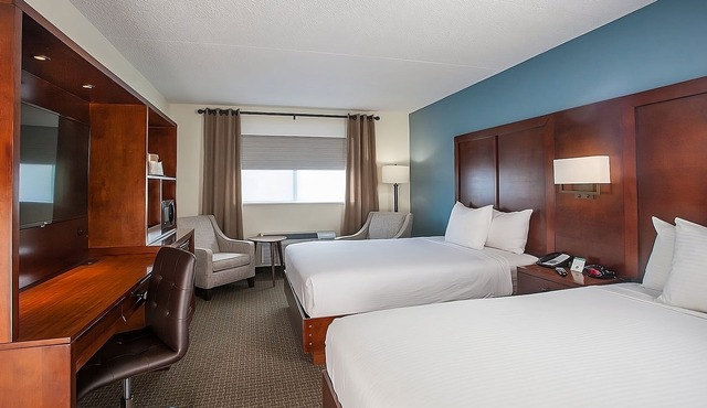 A Place You'll Surely Enjoy! 2 Modern Units, Outdoor Pool, Free Parking, Hot Tub
