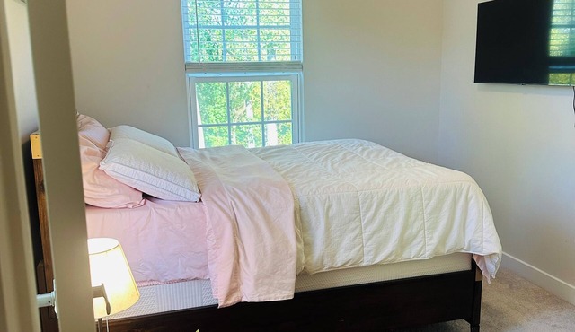 A spacious room with private bathrooms and private balcony, 5 min drive to UM