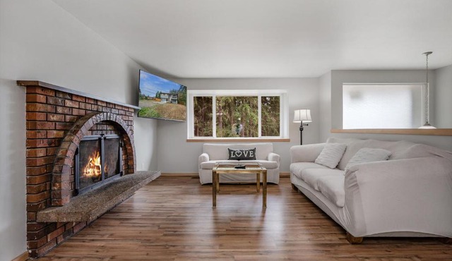 A very large 2 level 4 Beds 2 Baths Entire House