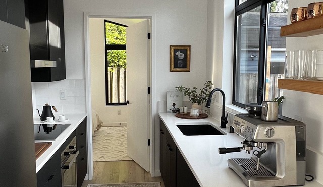 Abodu Modern Cottage 2bd with hot tub - walkable to Greenlake