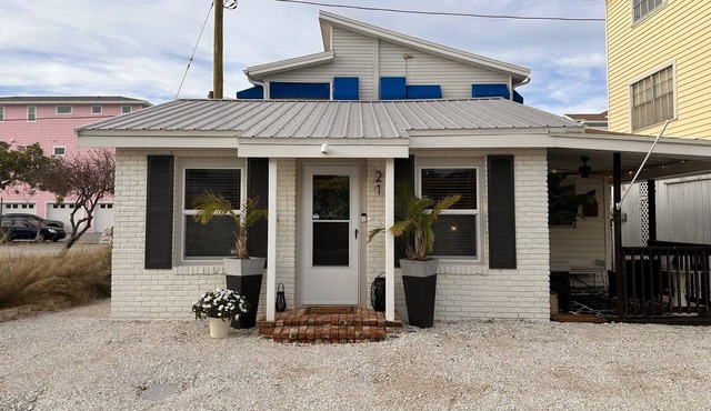 Adorable 1BR Bungalow on Sunset Beach
