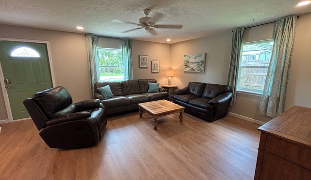 Adorable 2 bed, 2 bath guest house, pet friendly